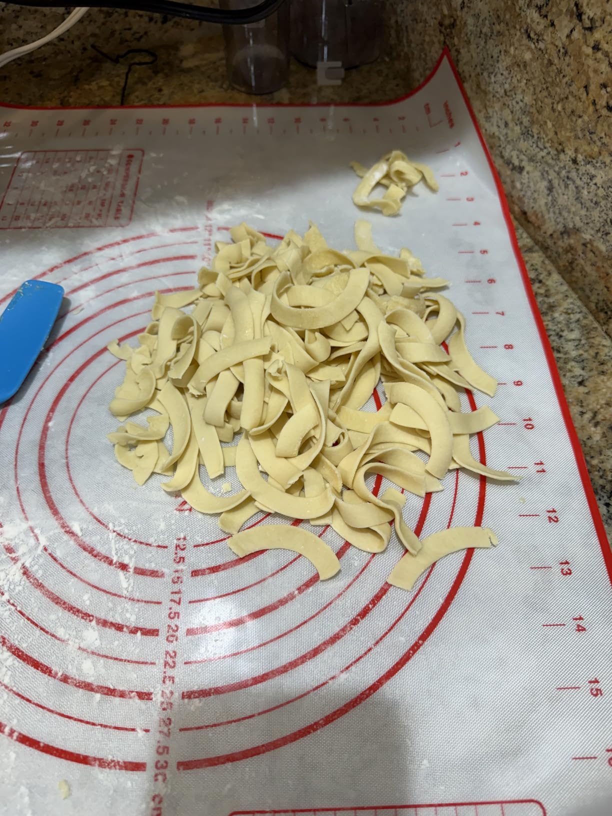 VEVOR Electric Pasta Maker, 150W Automatic Noodle Maker Machine with 8 Pasta Shapes, 4 Intelligent Modes, 500g Flour Capacity Pasta Maker Machine with Measuring Cups, Cleaning Brush for Home Kitchen customer photo 2