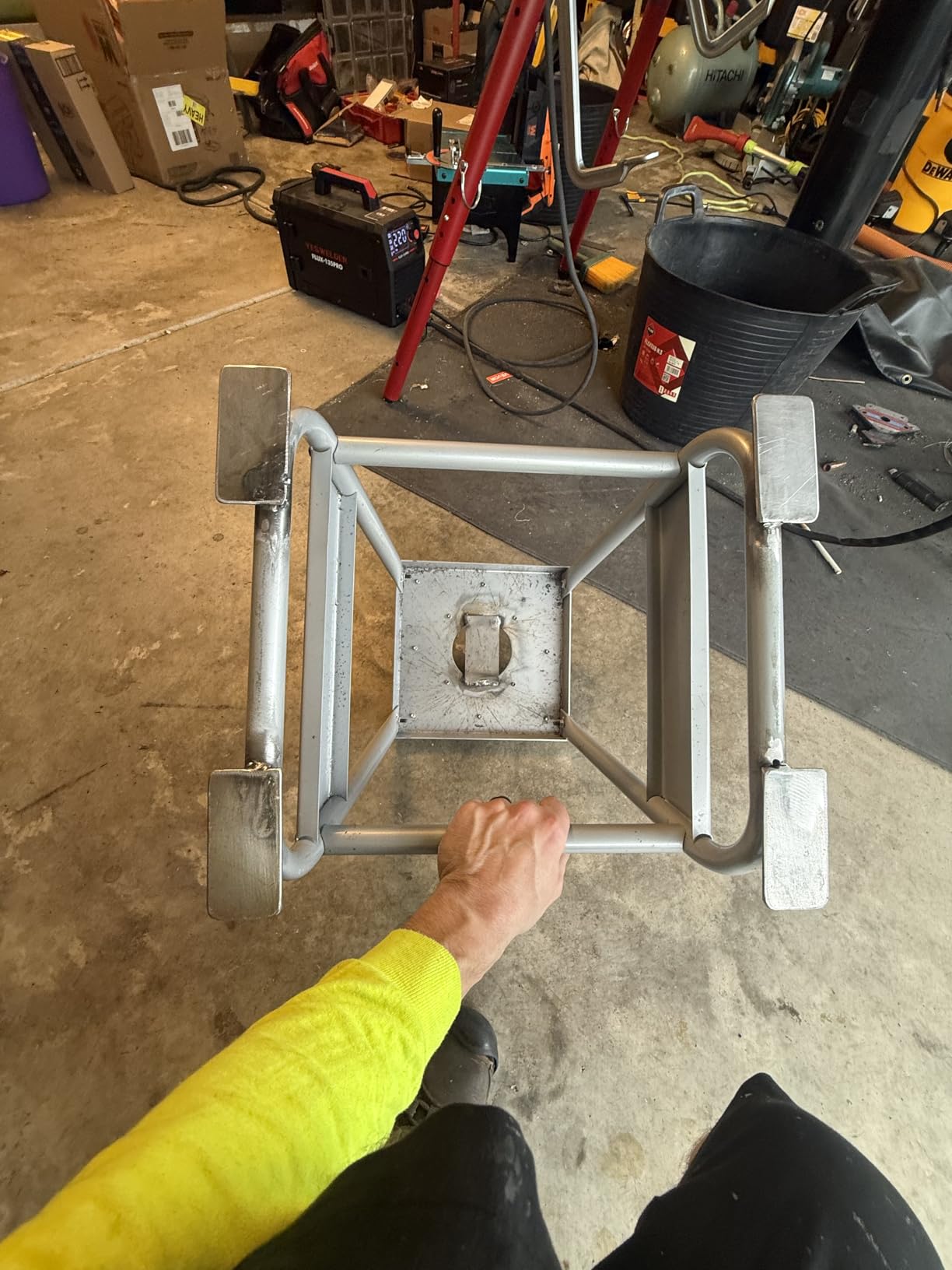 VEVOR Dirt Bike Stand, 1100 lbs Load Capacity Dirtbike Pit Stand, Universal Non-Slip Off-Road Steel Heavy Duty Dirtbike Maintenance Lift, Moto Box Stand for Motorcycle & Powersports Maintenance customer photo 1