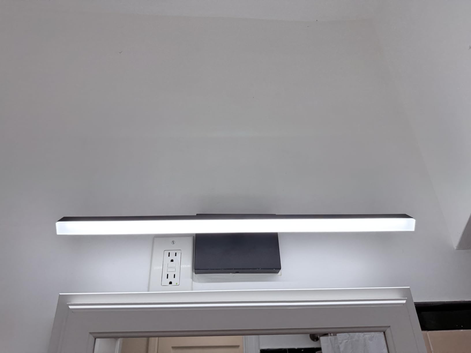 IZORRO Modern Bathroom Vanity Light, 24-Inch Rotatable Dimmable LED Black Light Bar customer photo 2