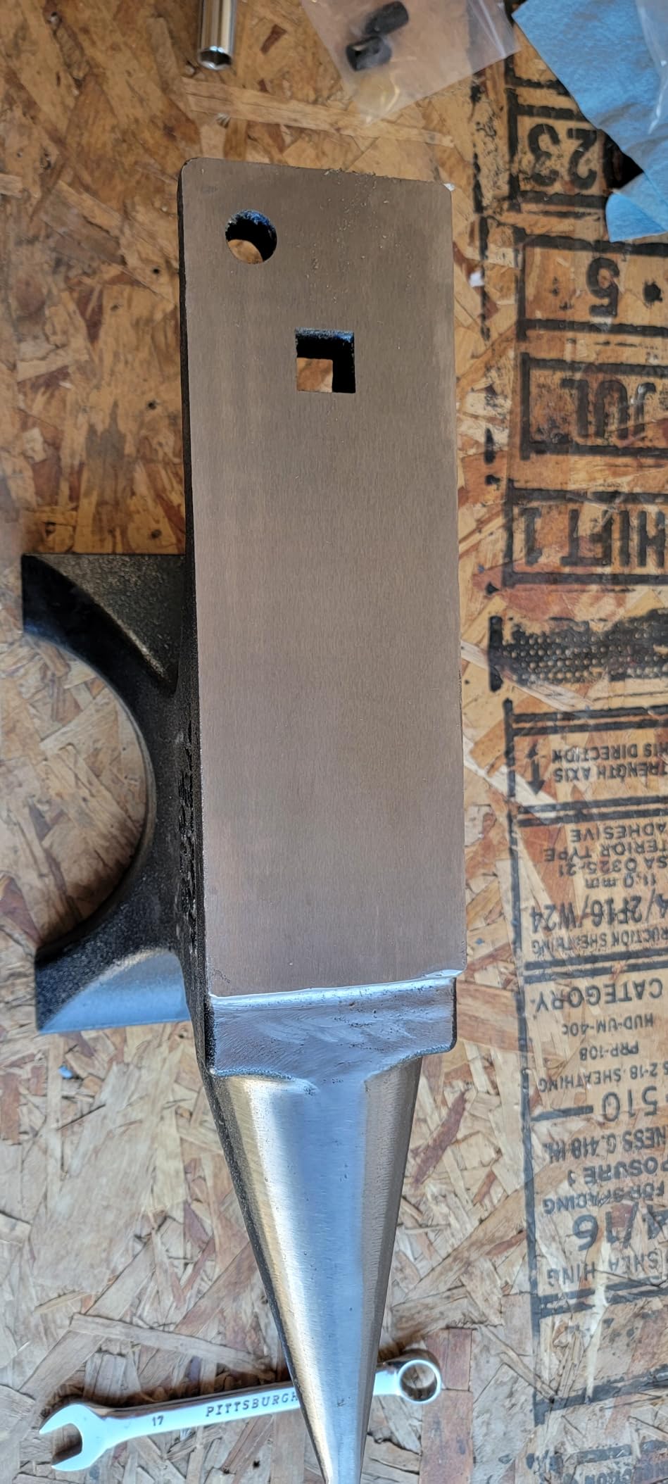 VEVOR Single Horn Anvil, 66 lbs, High Hardness Cast Steel, Rugged Round Horn Anvil Blacksmith, with Pritchel and Hardy Hole, Large Countertop Stable Base, Metalsmith Tool for Bending and Shaping customer photo 1