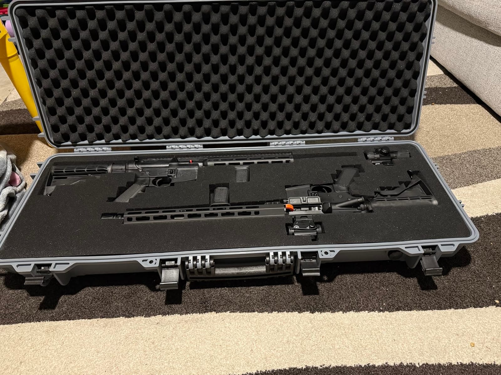 VEVOR Rifle Case, Rifle Hard Case with 4 Layers Fully-protective Foams, Lockable Hard Gun Case with Wheels, IP67 Waterproof & Crushproof, for Rifles or Shotguns customer photo 1