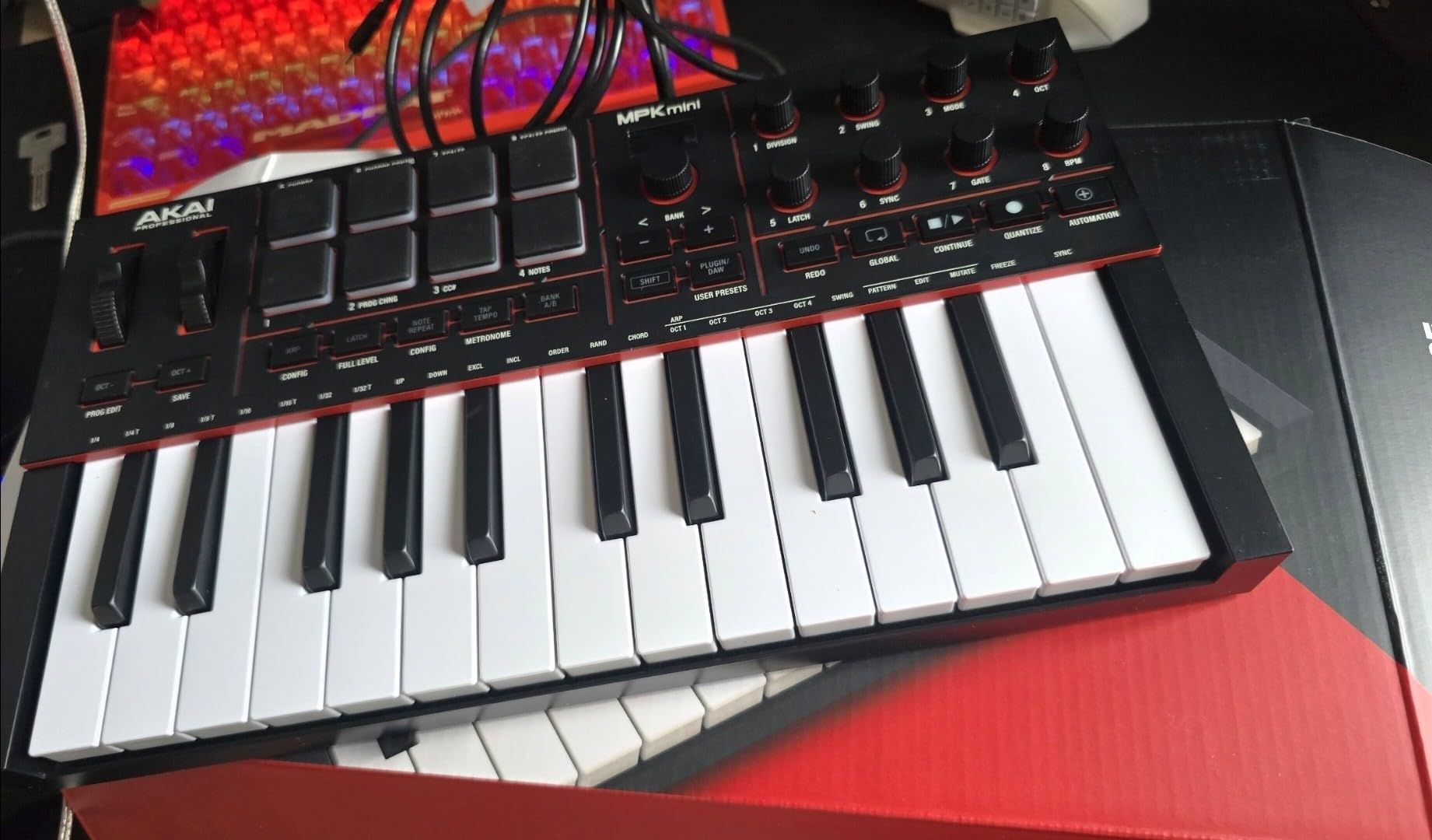 Akai Professional MPK Mini IV 25-Key USB-C MIDI Keyboard Controller, Black | Velocity-Sensitive Mini Keys, 8 MPC Pads, 360° Knobs, Chord and Scale Mode, for Beat Makers, Music Production customer photo 1