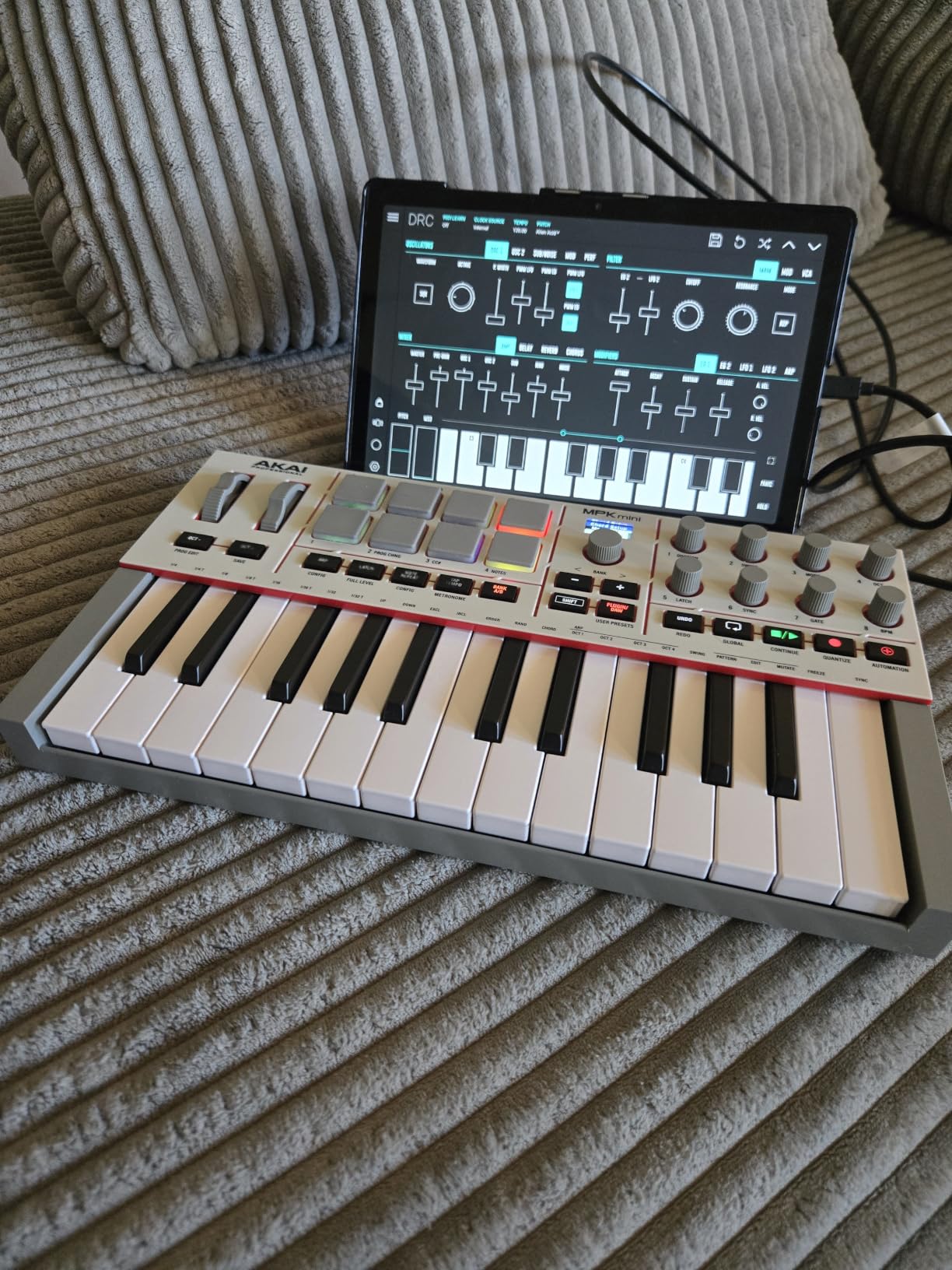 Akai Professional MPK Mini IV 25-Key USB-C MIDI Keyboard Controller, Black | Velocity-Sensitive Mini Keys, 8 MPC Pads, 360° Knobs, Chord and Scale Mode, for Beat Makers, Music Production customer photo 2