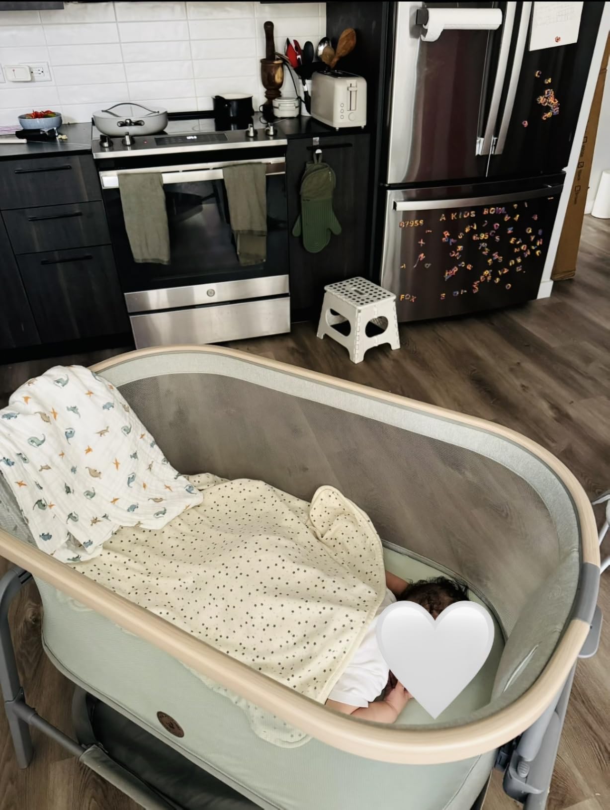 Maxi-Cosi Iora Baby Bassinets Bedside Sleeper, Portable Bassinet, Infant Bedside Sleeper Crib, Height Adjustable, Breathable Mesh, Large Storage Basket, Truffle customer photo 2