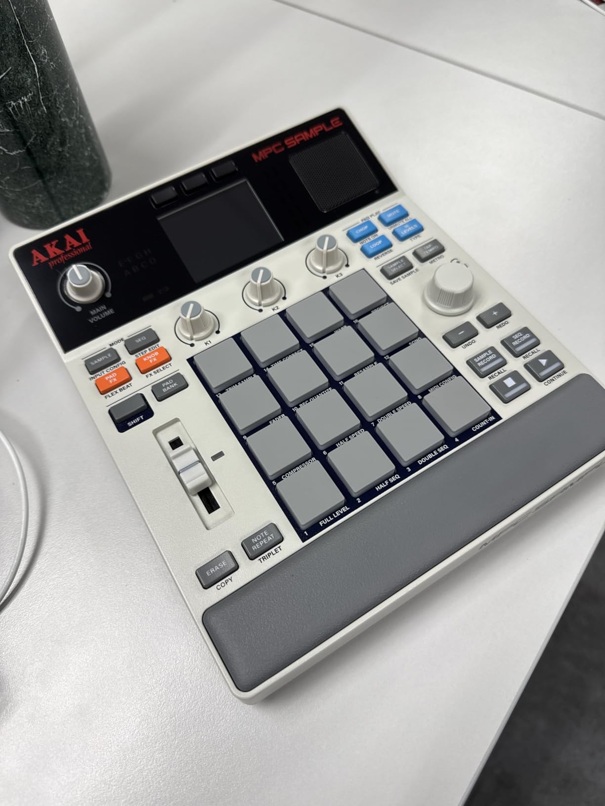 Akai Professional MPC Sample Portable Sampler | Standalone, Rechargeable Battery, USB-C, Speaker, Microphone, for Sampling, Sequencing and Music Production customer photo 1