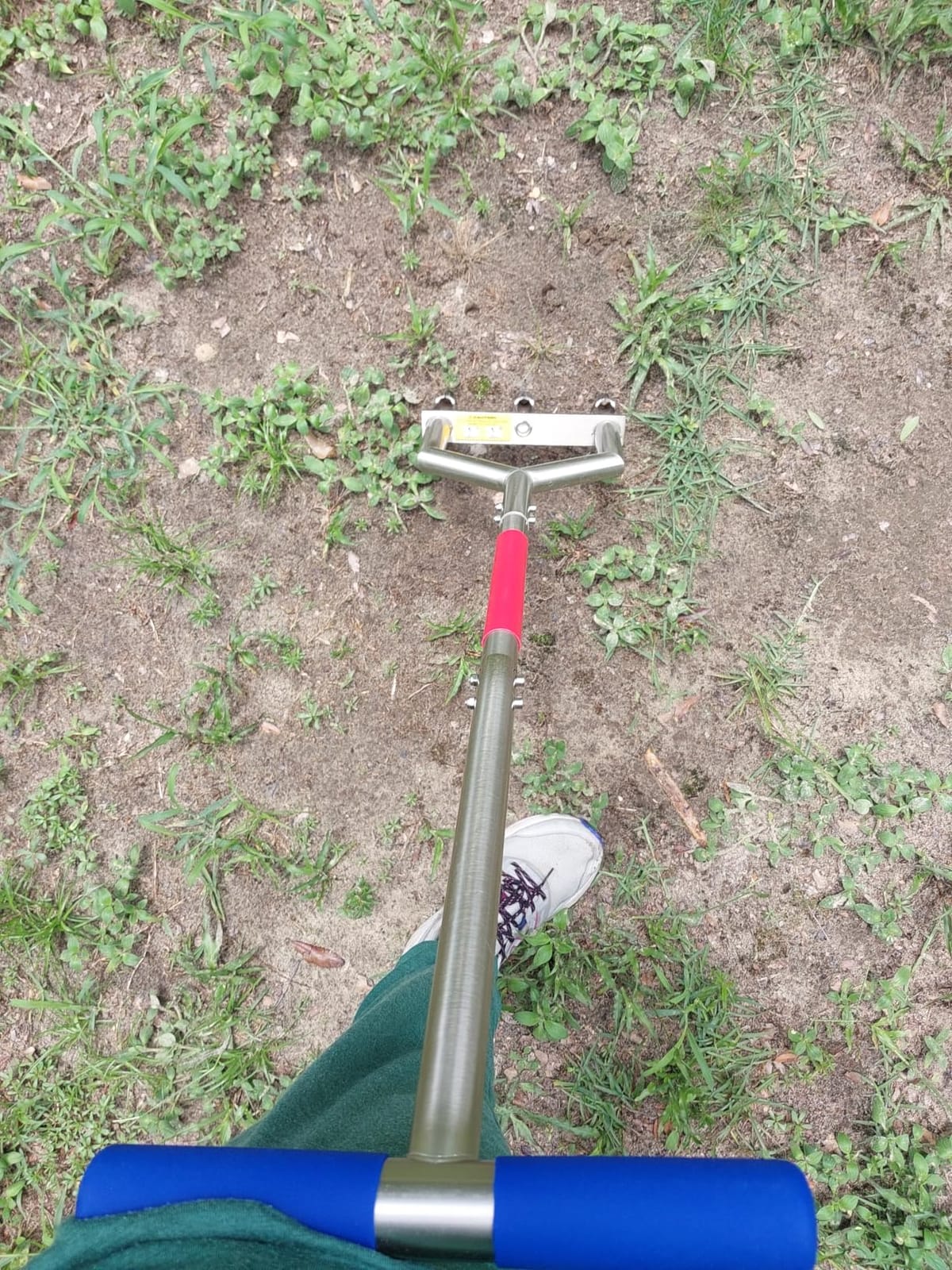 Manual Core Aerator Lawn Tool, Lawn Aerator Tool with 3 Non-Clogging Hollow Tines, Yard Grass Aerator with Ergonomic Rubber Grip, Reinforced Welding for Compacted Soil Lawn Care - Blue customer photo 2