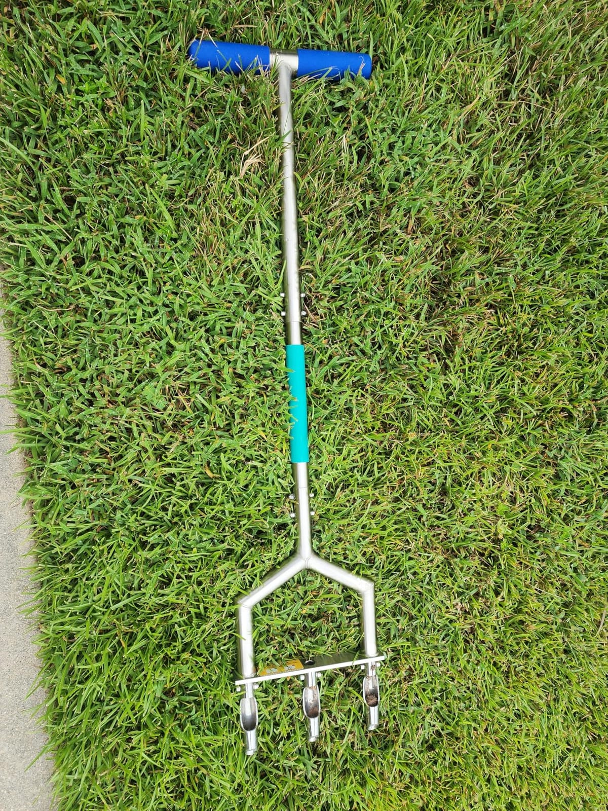 Heavy Duty Steel Hollow Tine Core Aerator for Clay Soil, Non-Clog - Anti-Clogging Beveled Tines, Compacted Soil & Clay Friendly, Replaceable Tines, Wide Foot Plate, Semi-Assembled customer photo 1