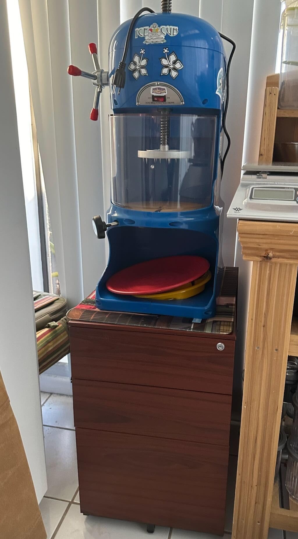 Great Northern Popcorn 360lbs/hour 250W Shaved Ice Machine customer photo 2