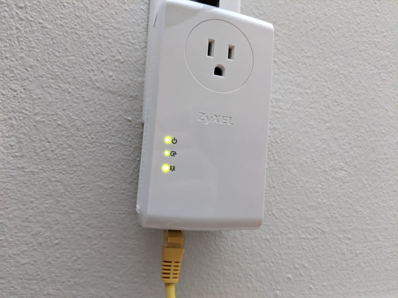 Zyxel AV2000 Powerline Ethernet Adapter Starter Kit | Pass-Thru Power | Plug & Play | MIMO | HomePlug AV2 | 2 x Gigabit Ethernet | Ideal for Smart TVs, On-Line Games, 4K Streaming | PLA5456KIT customer photo 1