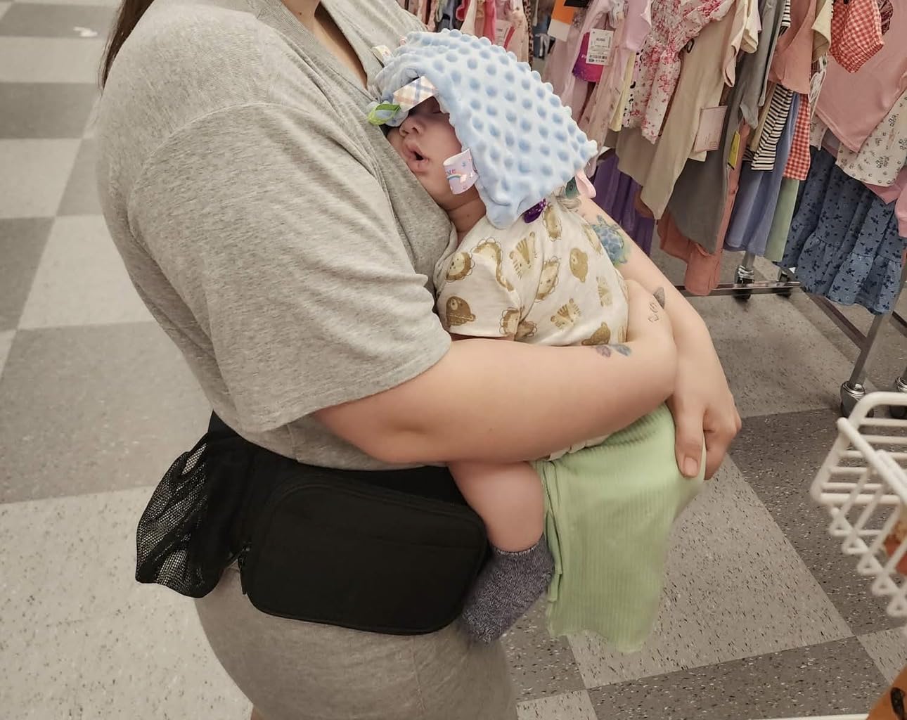 Tushbaby Original Hip Seat Baby Carrier for Babies & Toddlers up to 45 lbs, Safety Certified, Lightweight No-Foam Design with Storage, Grey customer photo 1