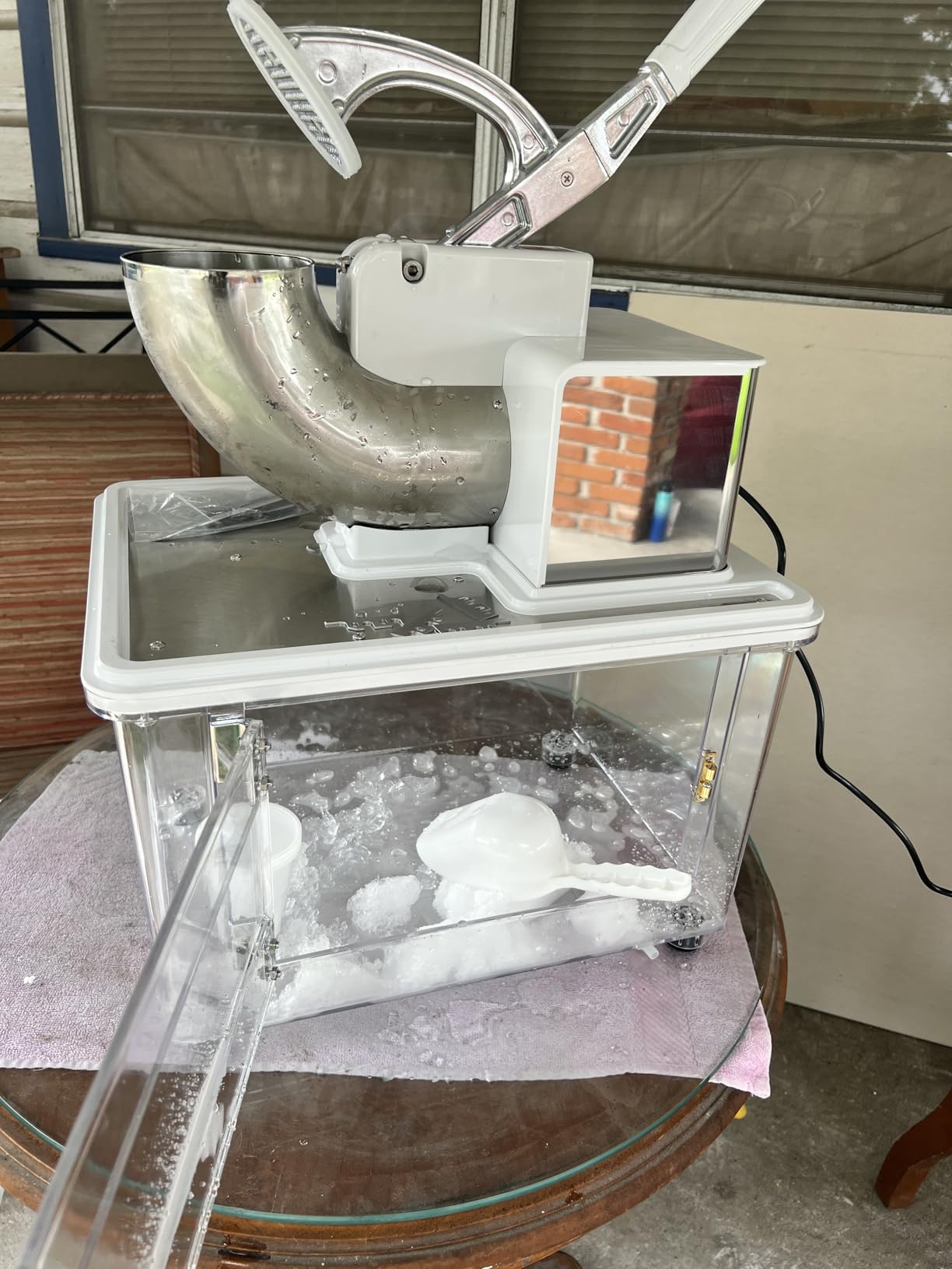 VEVOR 110V Commercial Ice Crusher 661LBS/H, ETL Approved 300W Electric Snow Cone Machine with Dual Blades, Stainless Steel Shaved Ice Machine with Safety On/Off Switch for Family, Restaurants, Bars customer photo 1