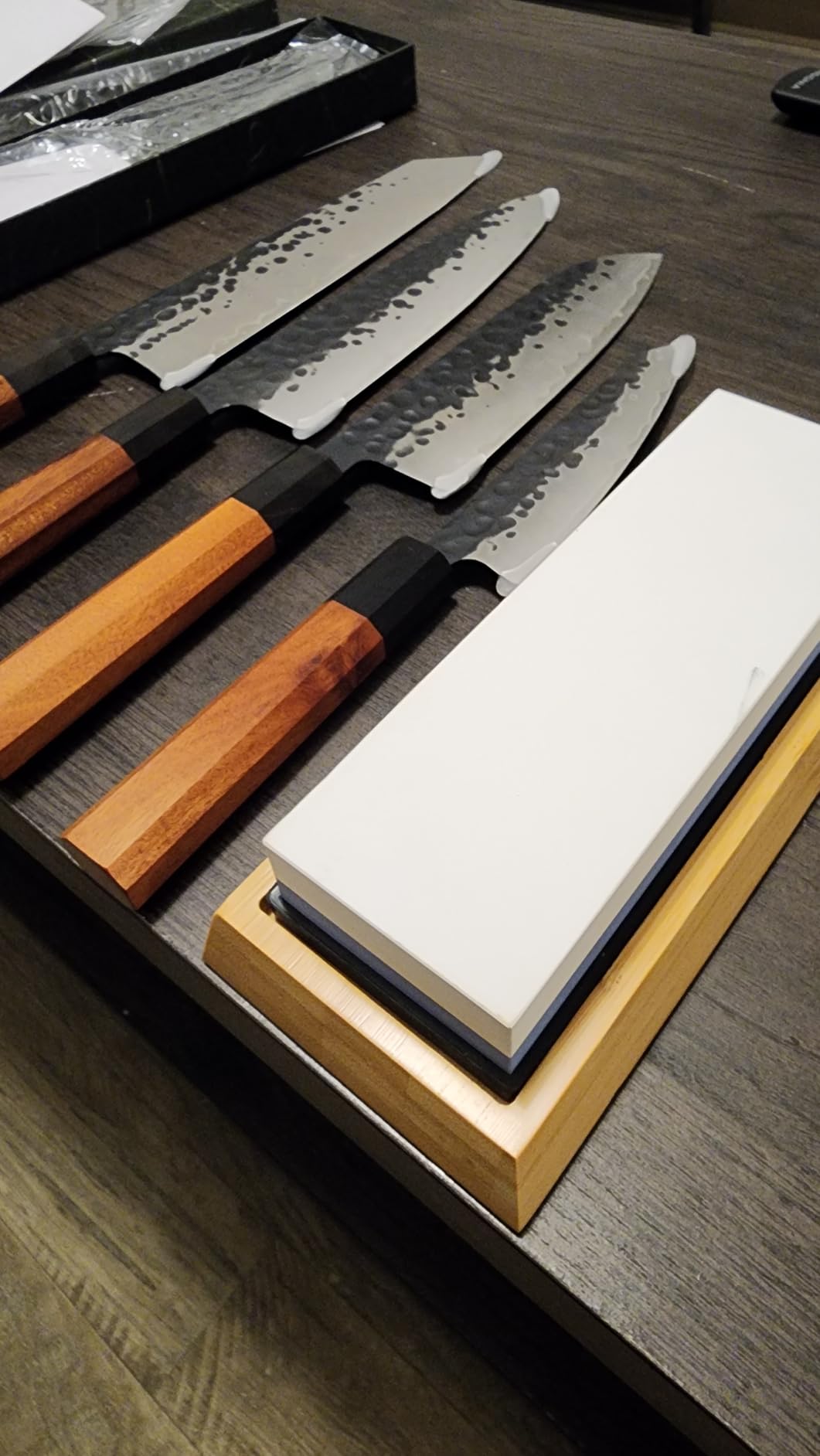 Amazon Basics Whetstone Knife Sharpening Stone, Double-Sided 1000/6000 Grit with Angle Guide, Non-Slip Bamboo Base, Black & Grey customer photo 1