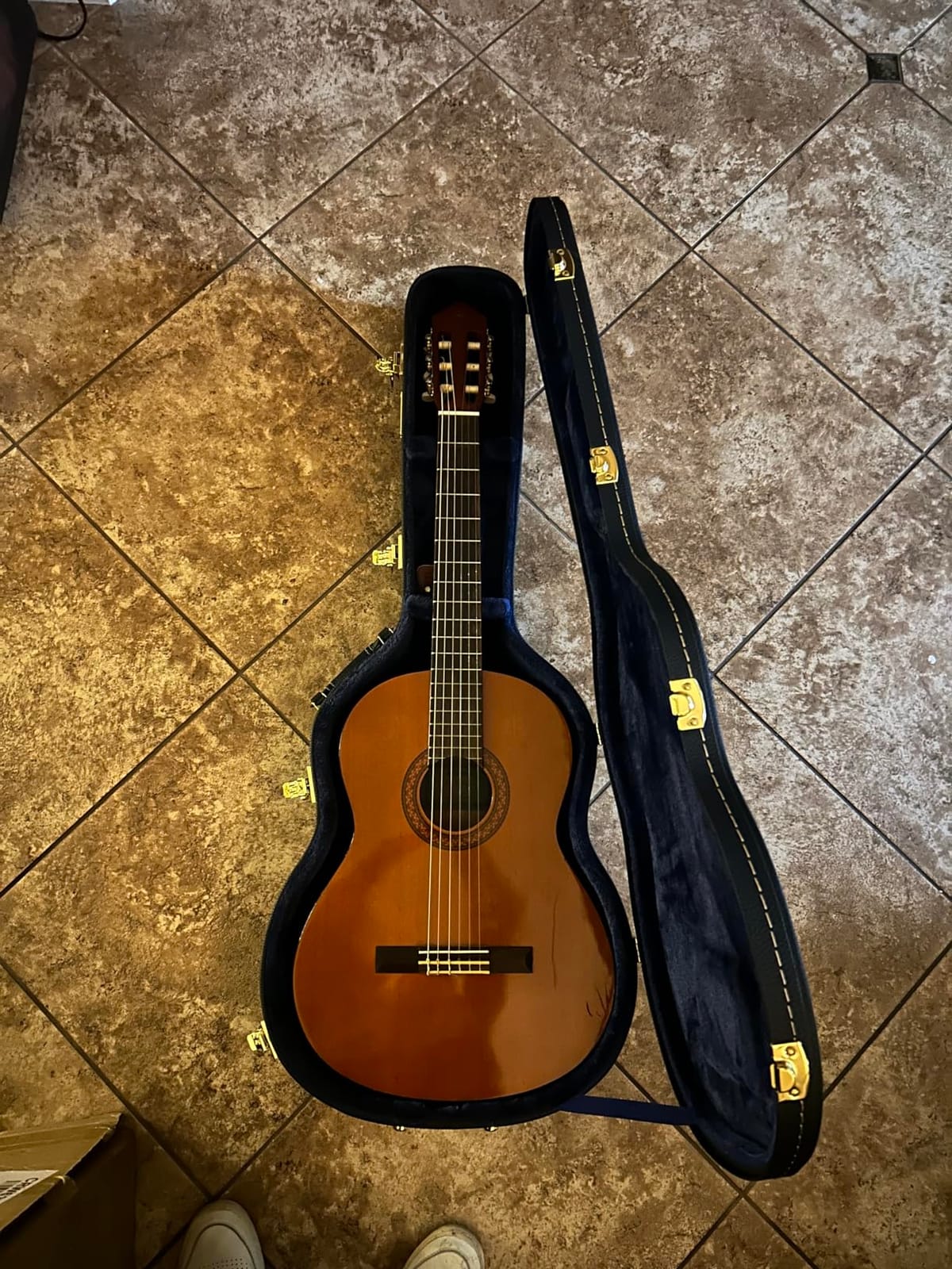 Crossrock Case - Hard-Shell Wooden Guitar Case - Fits OM/000-14 Fret Acoustic Guitars - Stainless Steel Latches, Sponge Lining, Metal Feet, Storage Space - Black customer photo 2