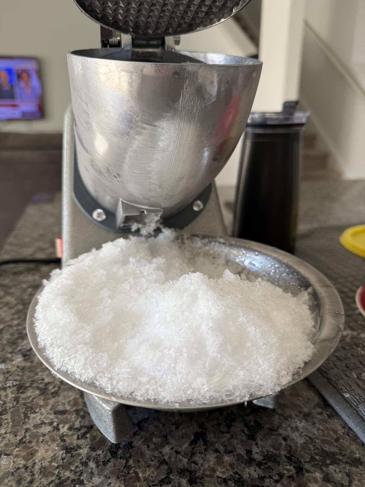Reespring Snow Cone Machine Shaved Ice Machine Ice Crusher with 4 Blades Kitchen Electric for Shaved Ice and Snow Cone (300W 2000r/min) Comes with a Free Ice Pick,Ice Cube Tray, 6 Syrup dispensers customer photo 2