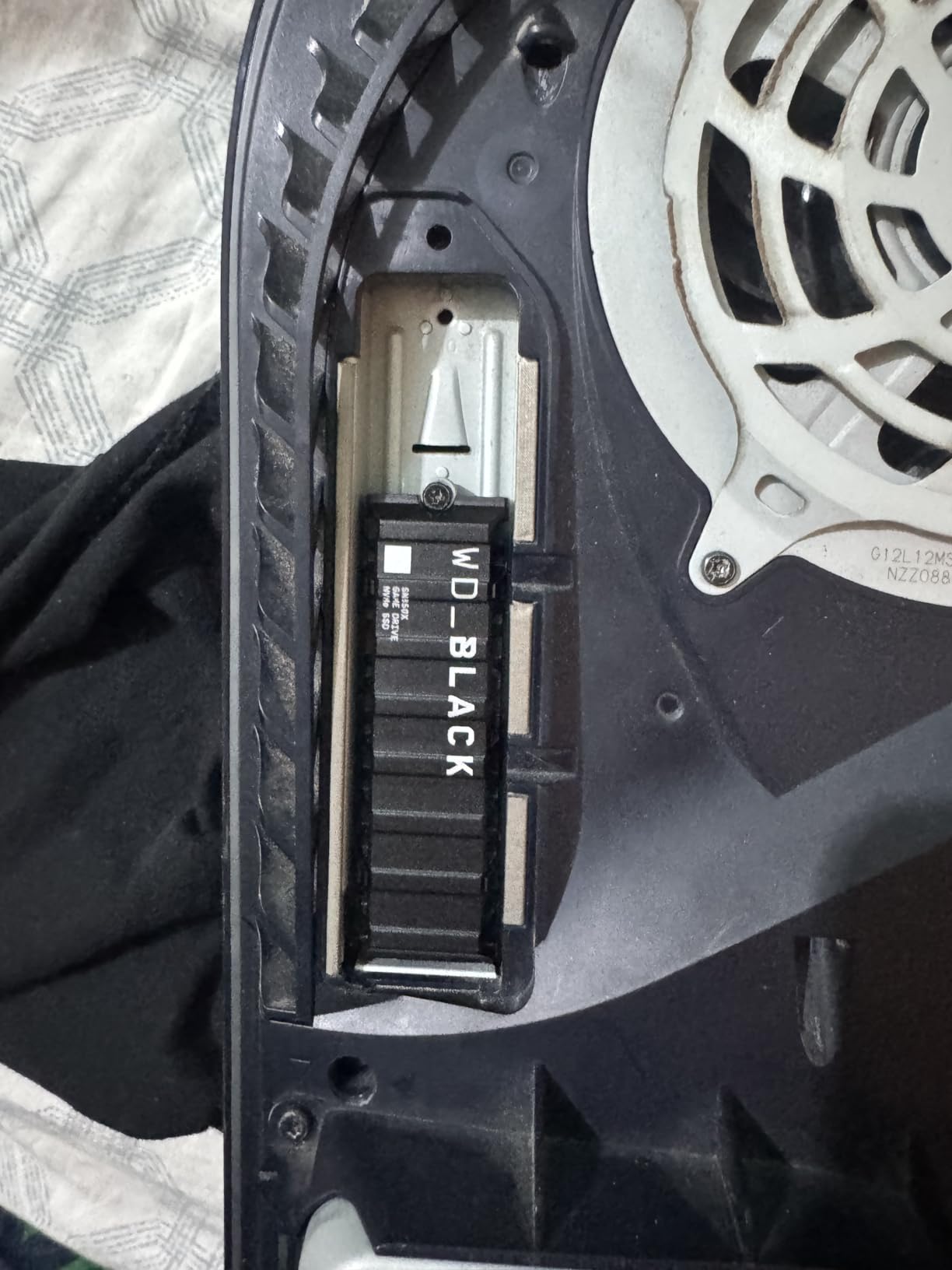 WD_BLACK SN850X 2TB NVMe SSD with Heatsink - M.2 2280, Up to 7,300 MB/s Read speeds, Up to 6,300 MB/s write speeds, Gaming Expansion, High Performance Internal Solid State Drive - WDS200T2XHE customer photo 1