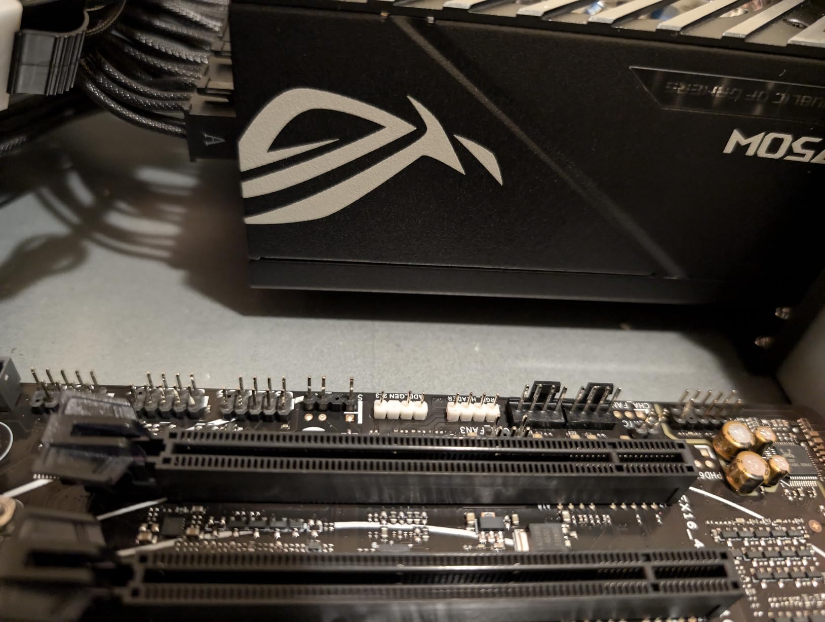 ASUS ROG Loki SFX-L 750W Platinum (Fully Modular Power Supply, 80+ Platinum, Lambda A Certified, 120mm PWM ARGB Fan, Aura Sync, ATX 3.0 Compatible, PCIe 5.0 Ready, 10 Year Warranty) customer photo 1