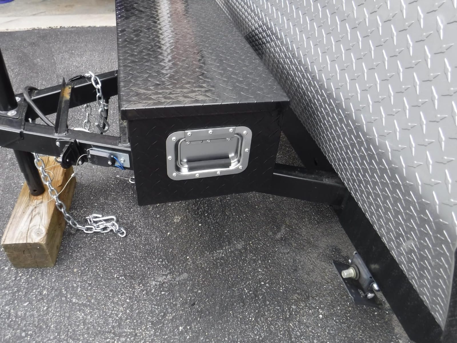 VEVOR Heavy Duty Aluminum Truck Bed Tool Box, Diamond Plate Tool Box with Side Handle and Lock Keys, Storage Tool Box Chest Box Organizer for Pickup, Truck Bed, RV, Trailer, 48
