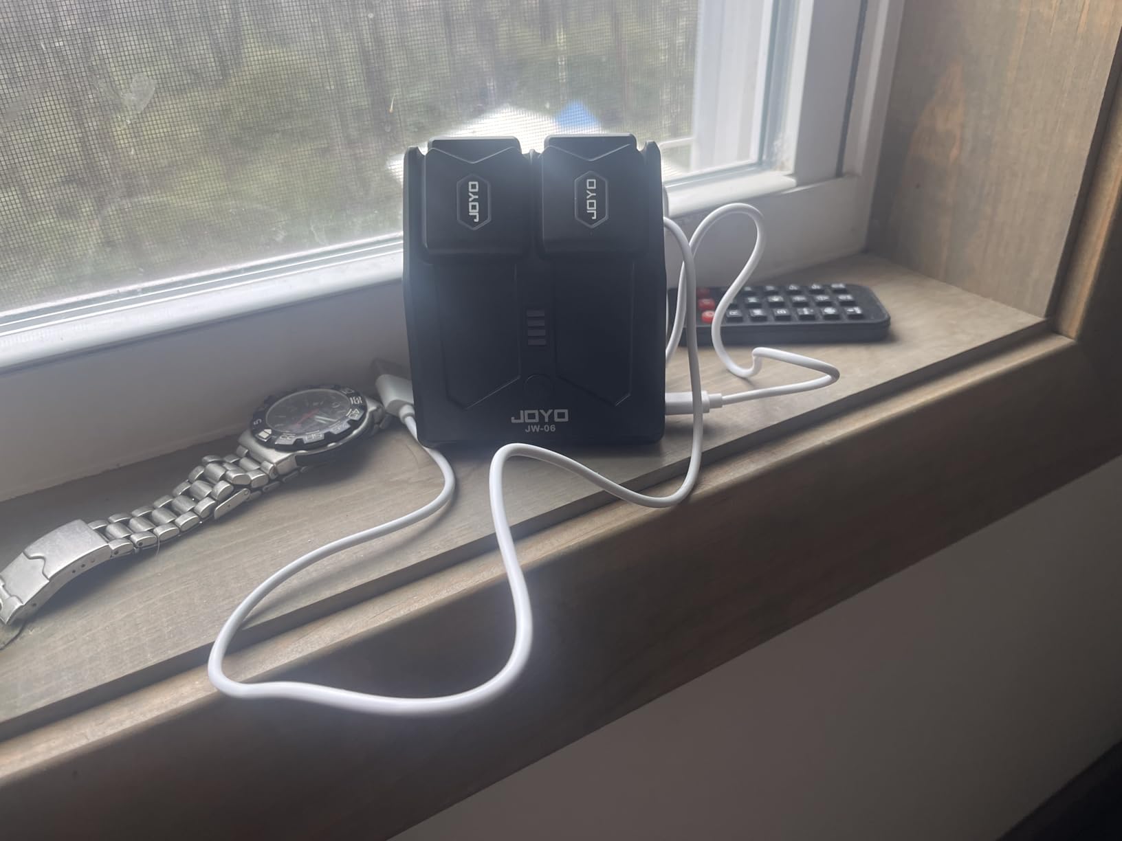 JOYO 5.8GHz Wireless Guitar System Transmitter and Receiver with Charging Case, 18H Battery life, 48kHz/24Bit, Low Latency, 4 Channels, Plug & Play for Electric Guitar & Bass (JW-06) customer photo 1