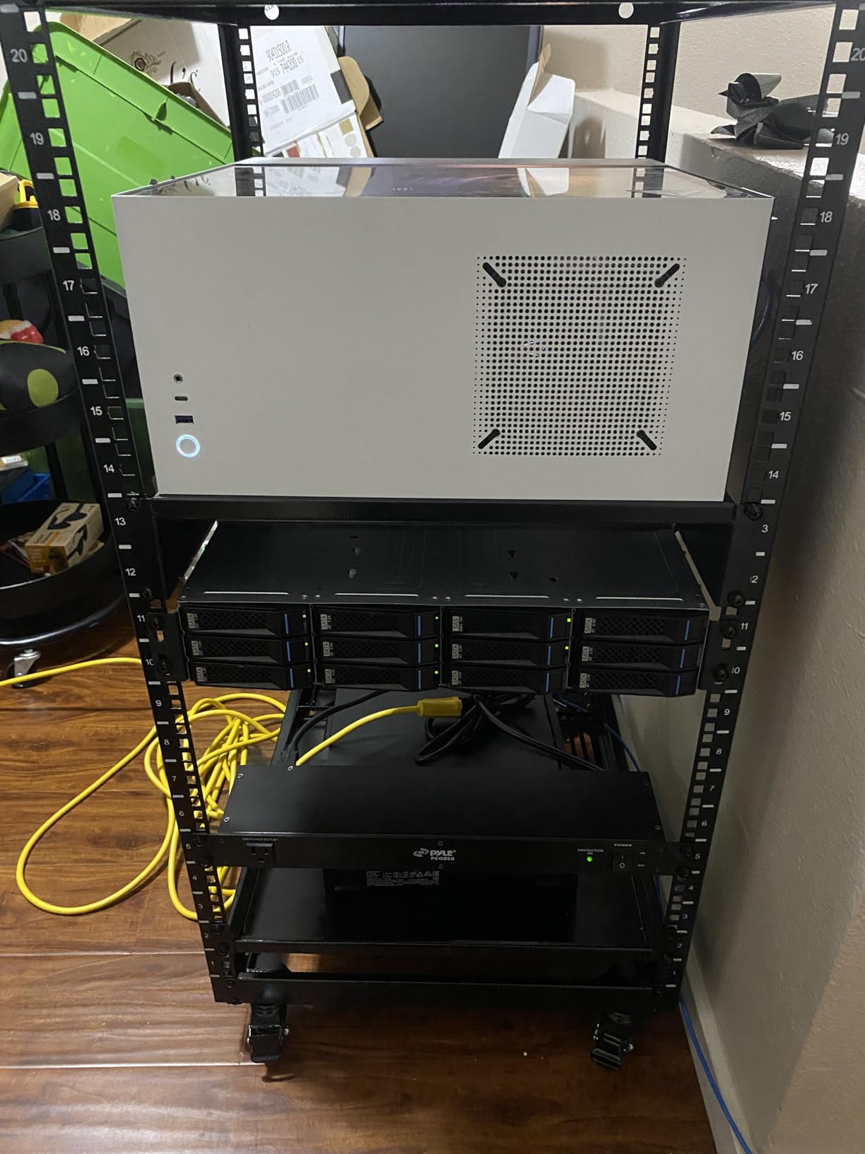 VEVOR 9U Open Frame Server Rack, 23''-40'' Adjustable Depth, Free Standing or Wall Mount Network Server Rack, 4 Post AV Rack with Casters, Holds All Your Networking IT Equipment AV Gear Router Modem customer photo 1