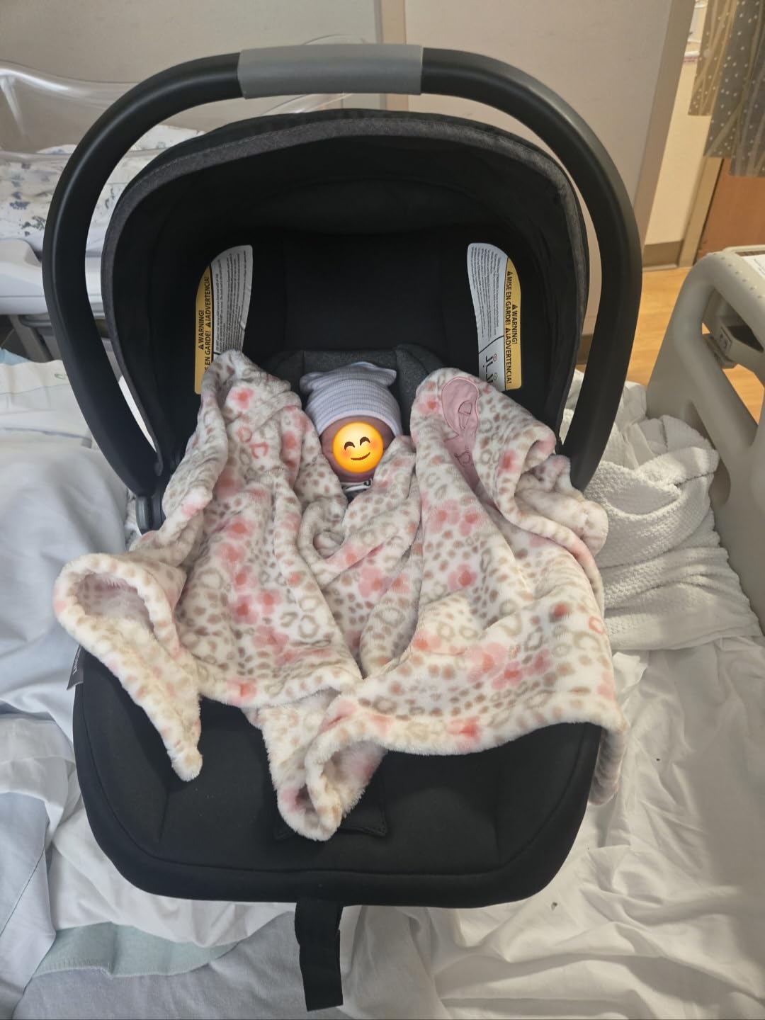 Diono LiteClik 30 R SafePlus Infant Car Seat and Base, Rear-Facing for Infants 4-30lbs, SafePlus Engineering, with Infant Insert, UPF 50+ Sunshade (Black) customer photo 1