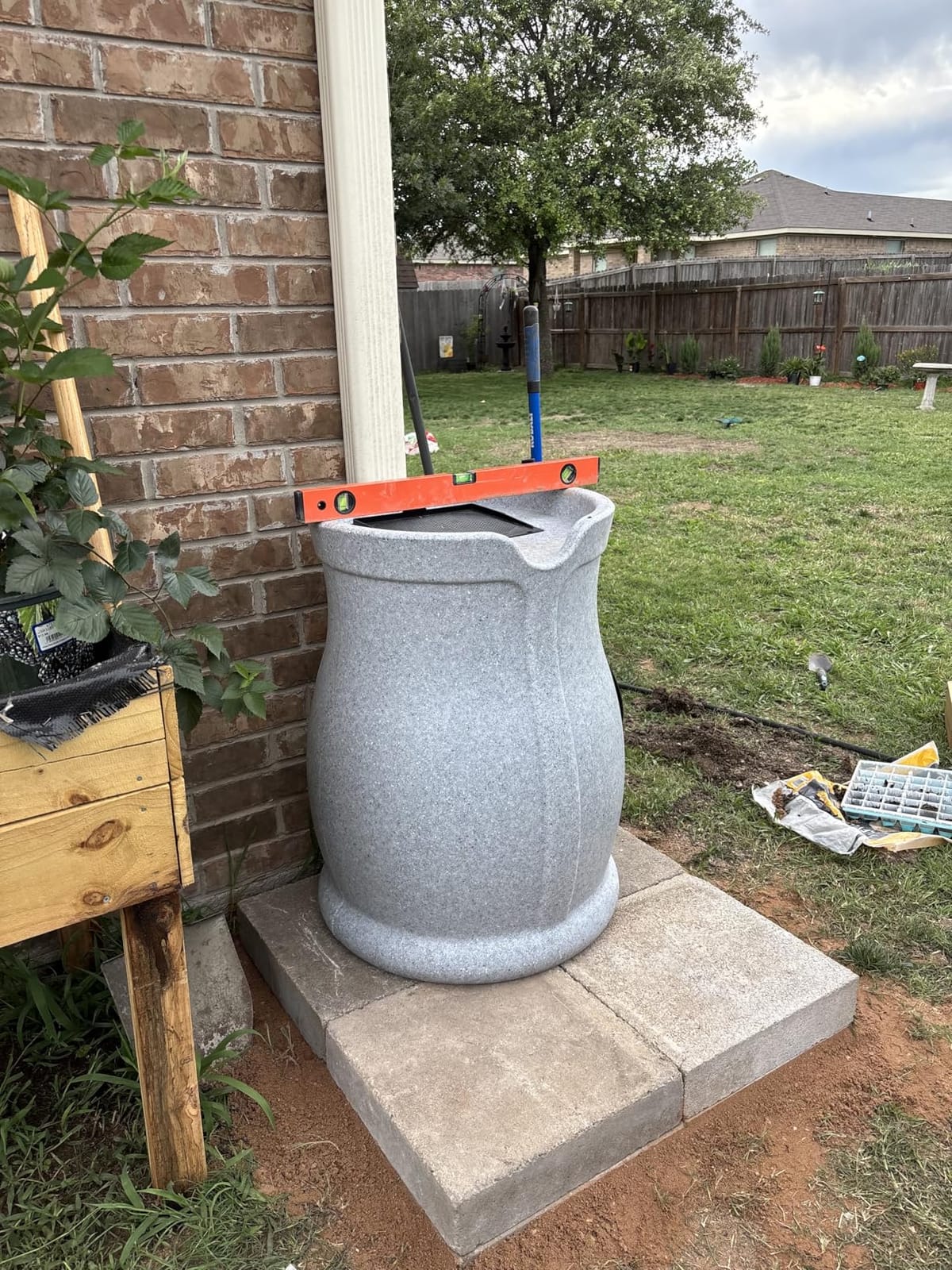 FCMP Outdoor 45-Gallon Catalina Rain Barrel – BPA-Free, Flat-Back Design with 3.5 Foot Garden Hose, Shut-Off Thumb Valve, and Fixed Lid (RB-CAT-BLK) Black customer photo 1