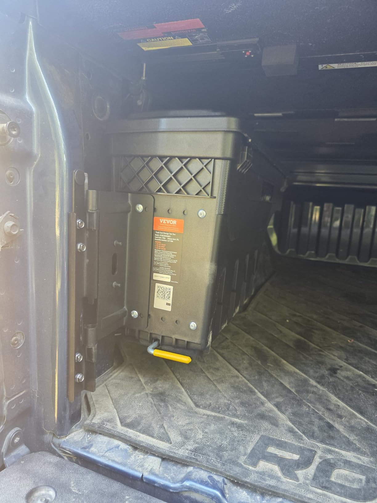 VEVOR Truck Bed Storage Box, Lockable with Password Padlock, 6.6 Gal/25 L ABS Wheel Well Tool Box, Waterproof and Durable, Compatible with Ford F-150 2015-2021, Drivers Side (Left) customer photo 2