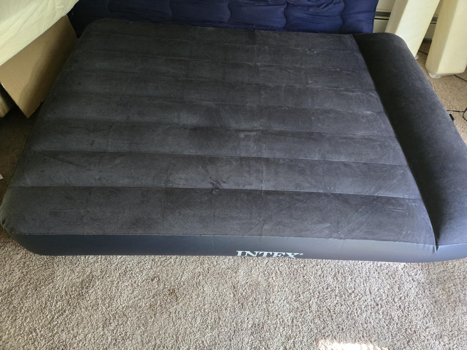 INTEX 64149ED Dura-Beam Standard Pillow Rest Air Mattress: Fiber-Tech – Queen Size – Built-in Electric Pump – 10in Bed Height – 600lb Weight Capacity customer photo 2