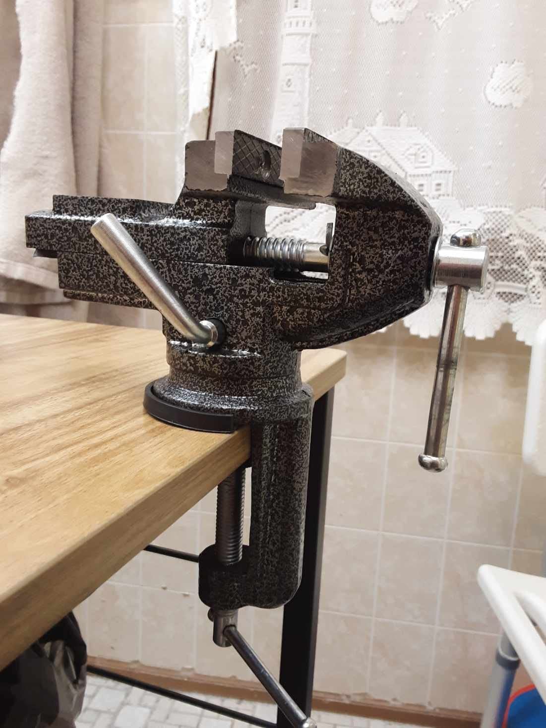 GOXAWEE Mini Bench Vise, 3.2 Inch Table Vice Clamp with 360° Swivel Base customer photo 1
