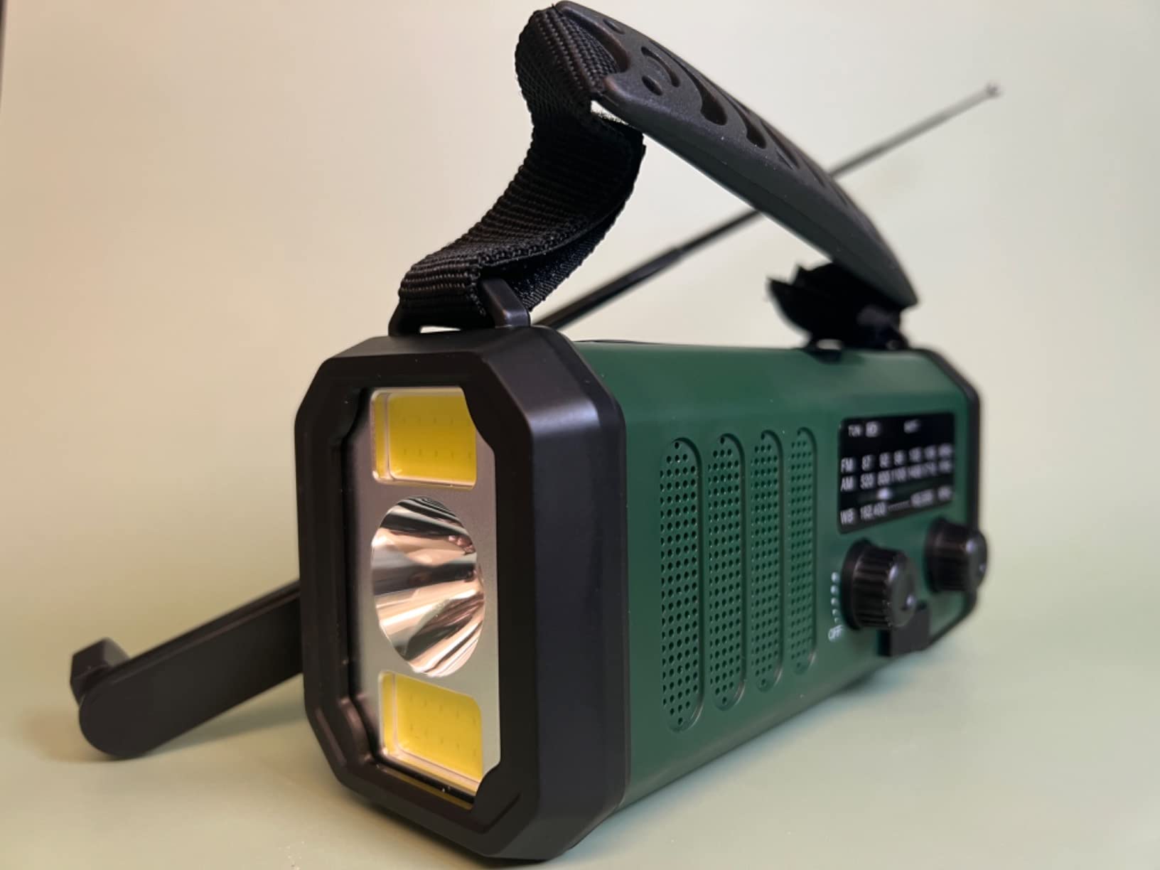 NOAA Emergency Weather Radio,Best Portable 10000mAh Battery/Hand Crank/Solar Powered AM/FM Wind Up Radios,Type-C Phone Charger,Flashlight,Reading Lamp,Compass,SOS Survival Alert,Power Outages Outdoor customer photo 2